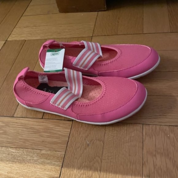**New w/ Box** Land's End water swim shoes Girls size 3 - Picture 1 of 2